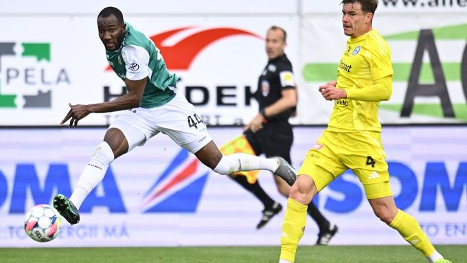 Zleva Lamin Jawo z Jablonce a Jakub Elbel z Olomouce
