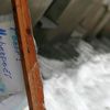 Po kalamitě přišlo oteplení. A těžký sníh padá ze střech