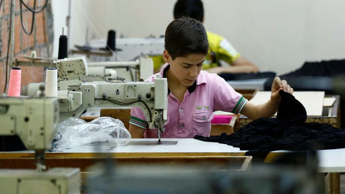 Syrský chlapec pracující v turecké textilce.