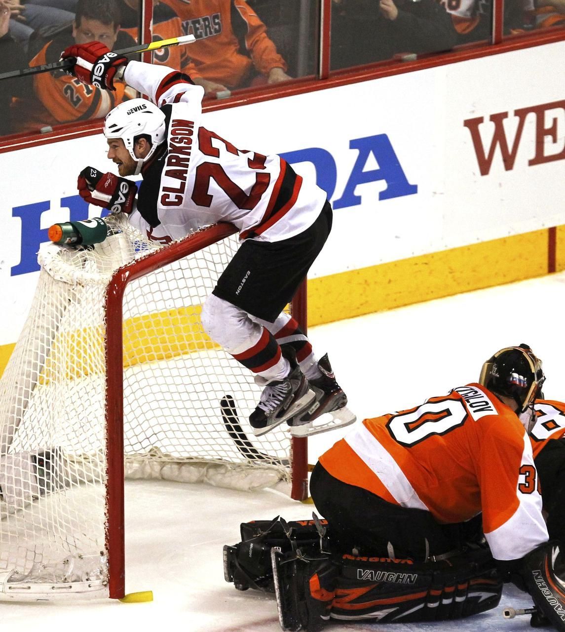 Stanley Cup, 2. kolo play-off: Flyers vs. Devils (David Clarkson, oslava)
