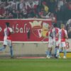 Semifinále MOL Cupu 2018/19, Slavia - Sparta: Fotbalisté Slavie oslavují gól na 2:0.