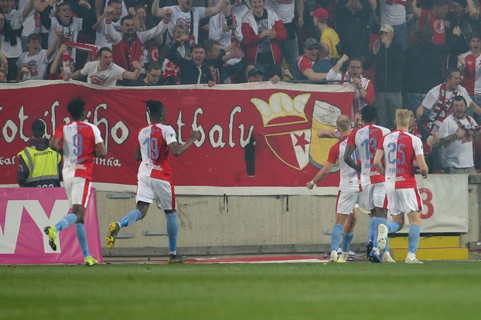 Semifinále MOL Cupu 2018/19, Slavia - Sparta: Fotbalisté Slavie oslavují gól na 2:0.