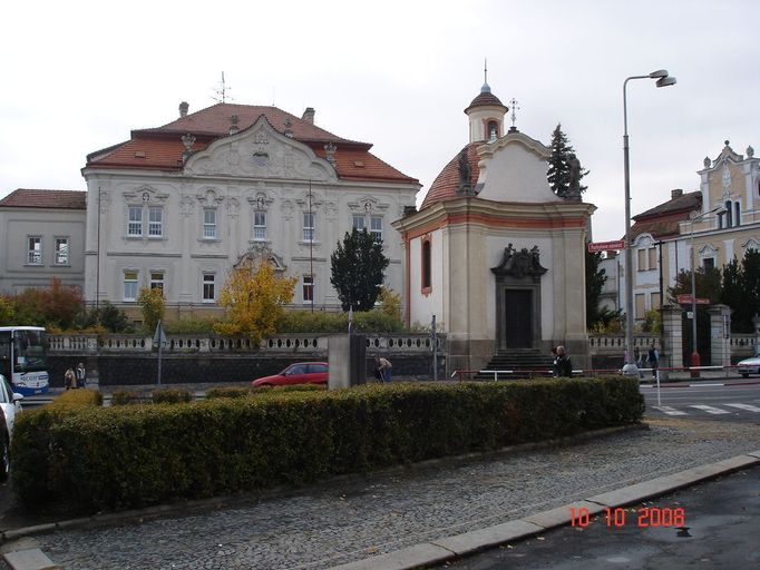 V Roudnici nad Labem prodává státní majetkový úřad areál léčebny dlouhodobě nemocných. Minimální cena ve výběrovém řízení je stanovena na 25,2 milionu korun.