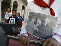 Kubánští pionýři s fotografiemi Fidela Castra a Che Guevary.
