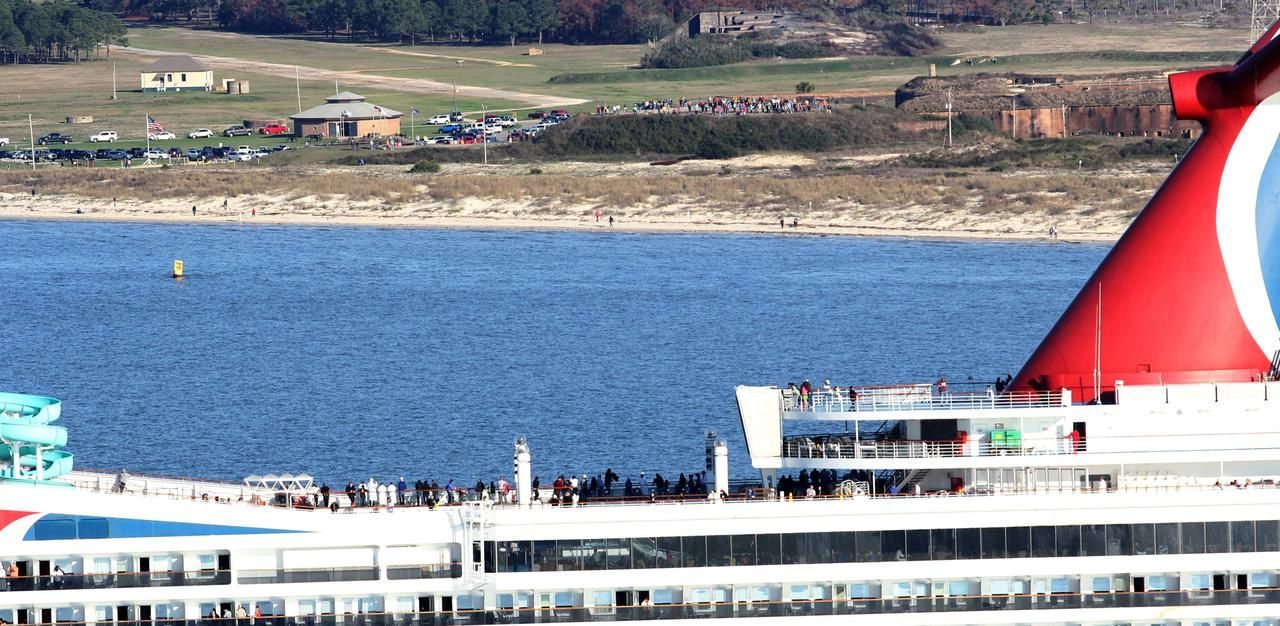Video: Poškozená loď Carnival Triumph, která zapáchala výkaly tisíců cestujících, konečně dorazila do přístavu v Alabamě.