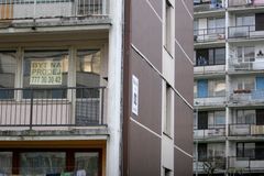 Nemovitostí k prodeji v Česku přibývá. V některých městech začaly byty zlevňovat