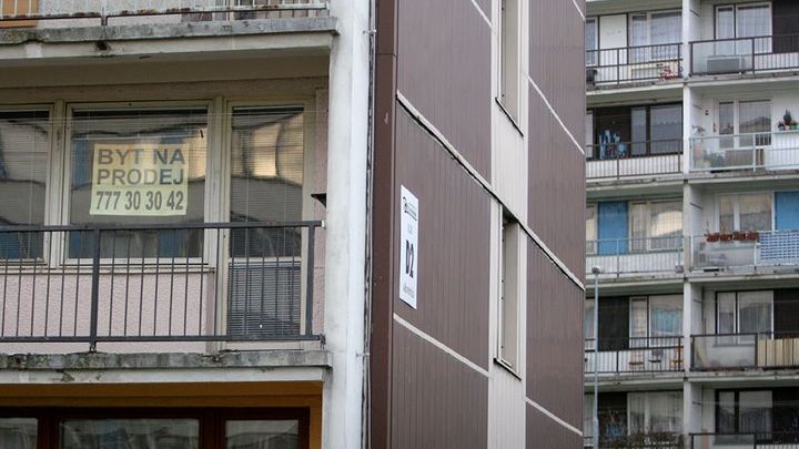 Nemovitostí k prodeji v Česku přibývá. V některých městech začaly byty zlevňovat; Zdroj foto: Ondřej Besperát