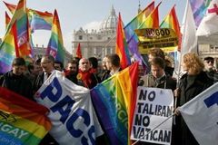 Itálie demonstruje. Kvůli svazkům gayů