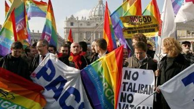 Ve Vatikánu se již včera sešli bojovníci za práva homosexuálů, aby vyjádřili svůj nesouhlas s papežským prohlášením, že sňatky gay a lesbických párů nejsou plnohodnotné,