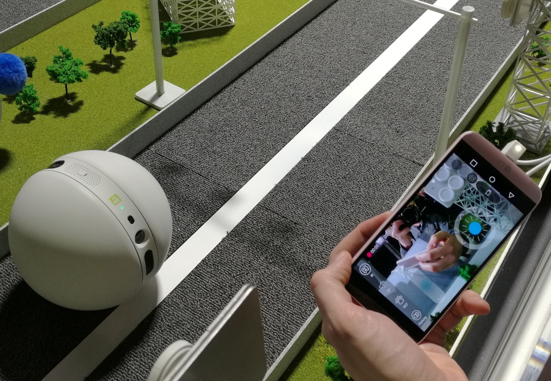 LG Rolling Bot