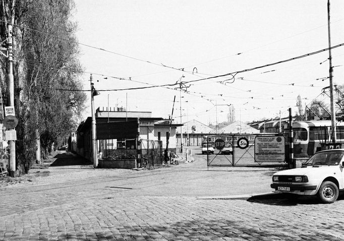 Vjezd do vozovny. Snímek z roku 1990