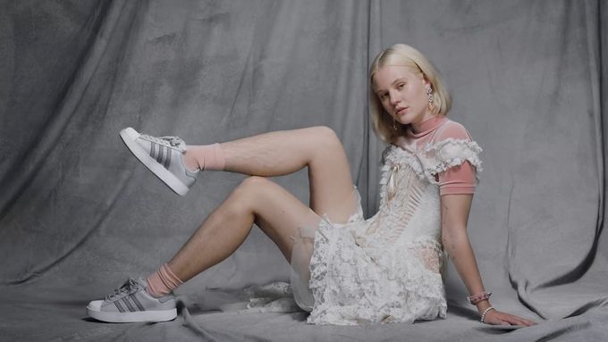 Modelka ukázala v reklamě na tenisky chlupaté nohy