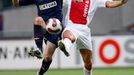 Slávista David Kalivoda (vlevo) v souboji s Johnem Heitingou z Ajaxu Amsterdam.