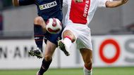 Slávista David Kalivoda (vlevo) v souboji s Johnem Heitingou z Ajaxu Amsterdam.