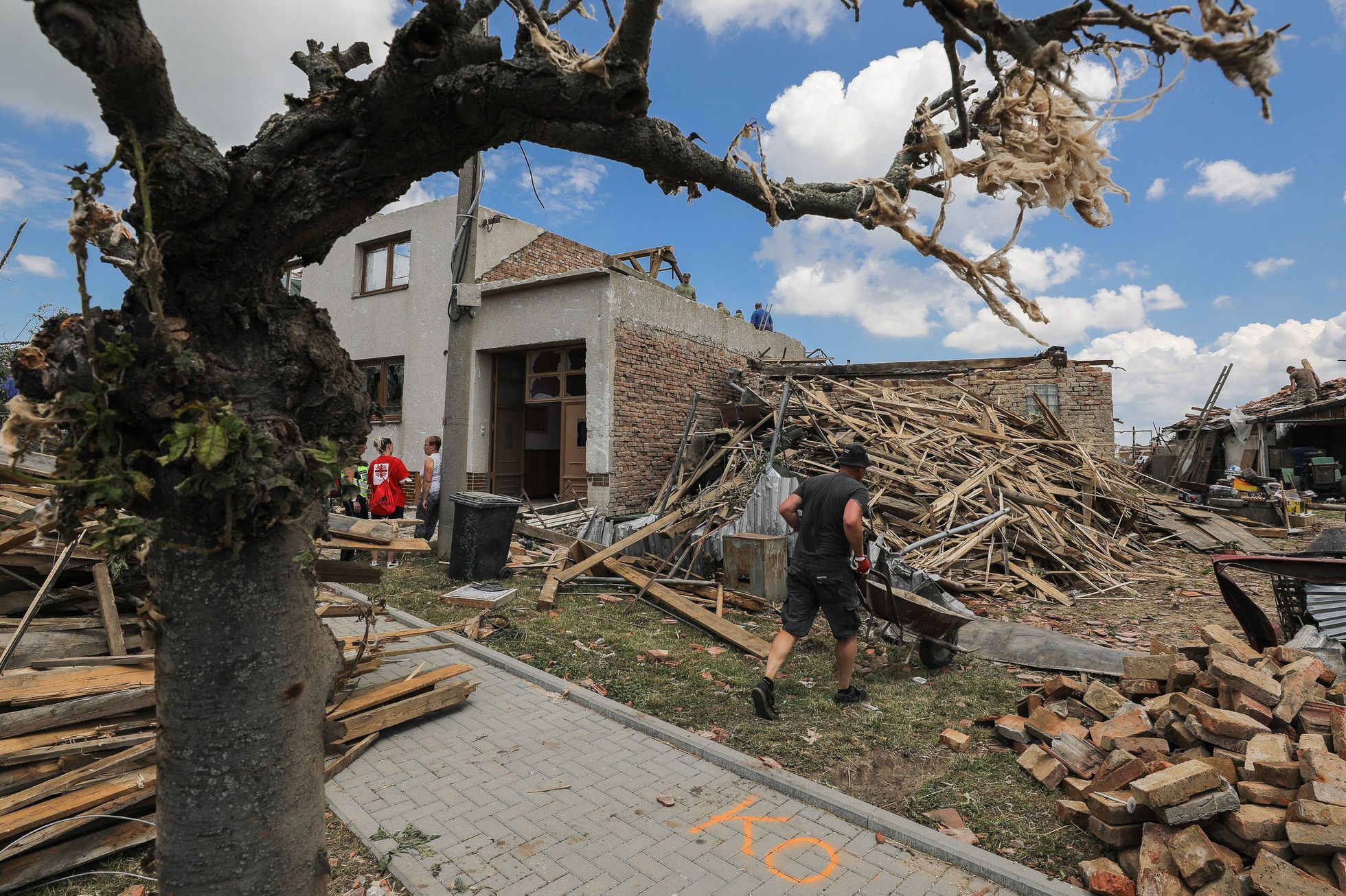 Tornádo na Hodonínsku - ničivé následky, pomoc, obce Lužice, Mikulčice, Moravská Nová Ves a Hrušky