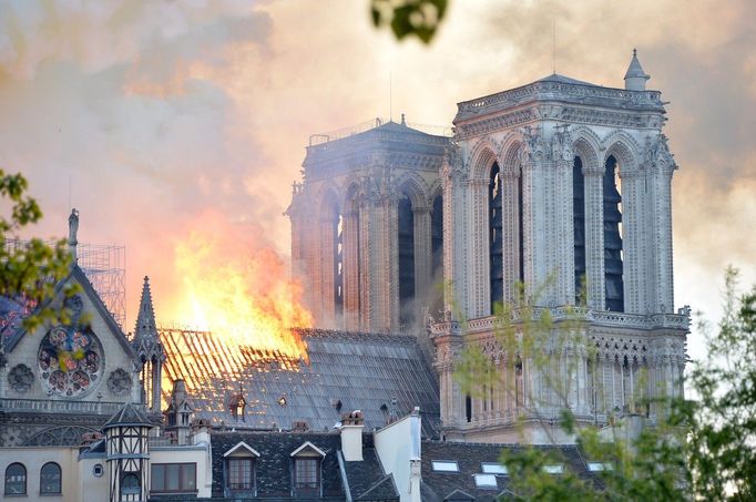 Požár katedrály Notre-Dame v Paříži, 15. dubna 2019. Plameny zachvátily střechu a věž, která se zřítila.