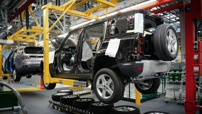 Výroba Land Roveru Defender v Nitře.