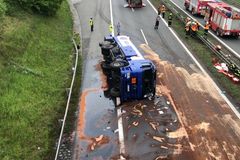 Dálnice D1 po hromadné nehodě hodiny stála, jeden člověk zemřel. Komplikace mohou trvat několik dní