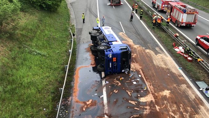 Tragická nehoda uzavřela D1 směrem na Prahu, na dálnici vytéká nafta