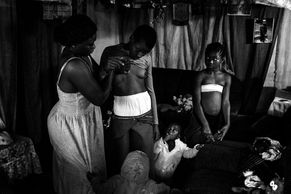 V Kamerunu žehlí dívkám prsa, aby nerostla. I tento příběh byl nominovaný na World Press Photo