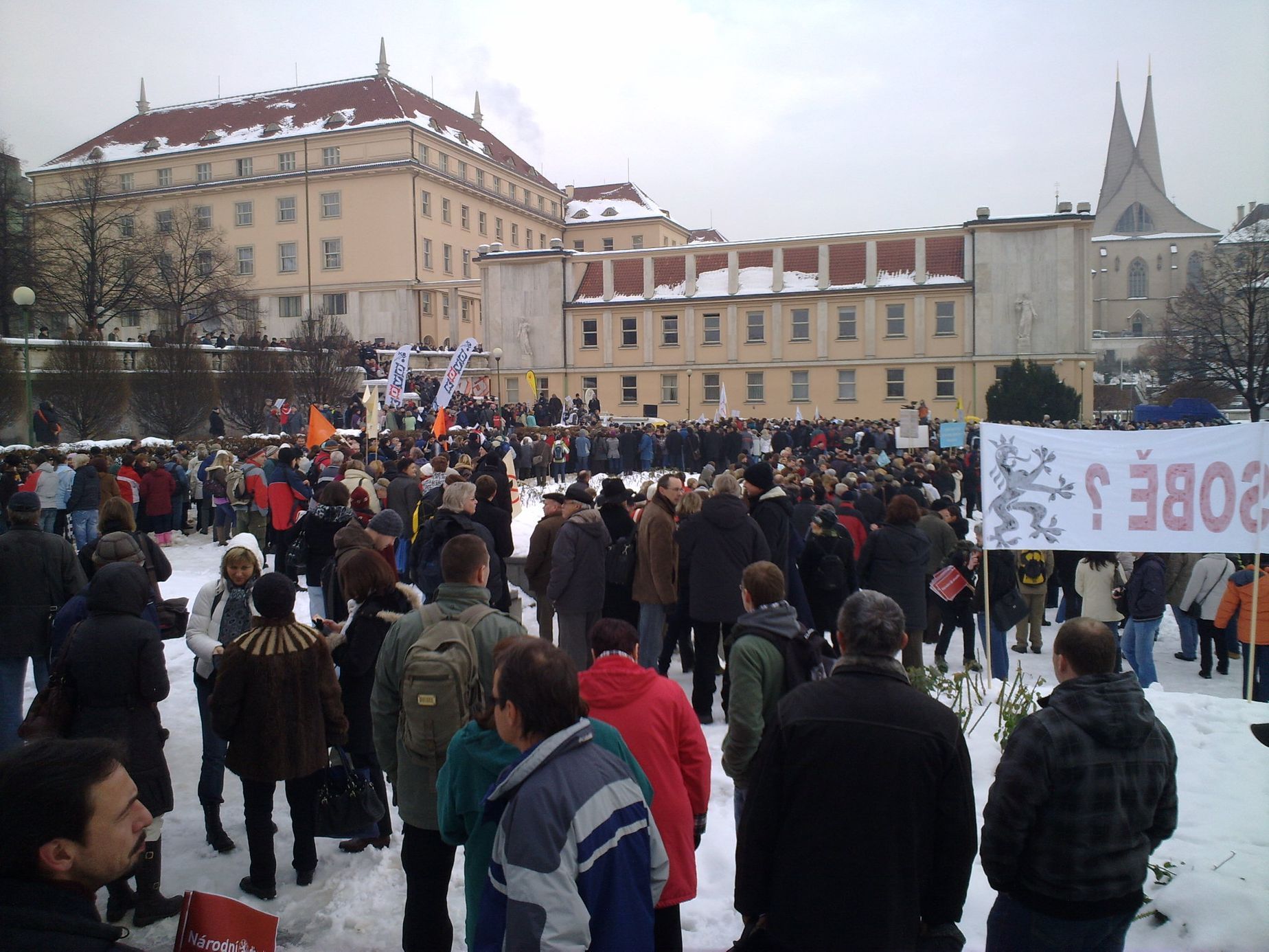 Demonstrace odborářů na pražském Palackého náměstí.