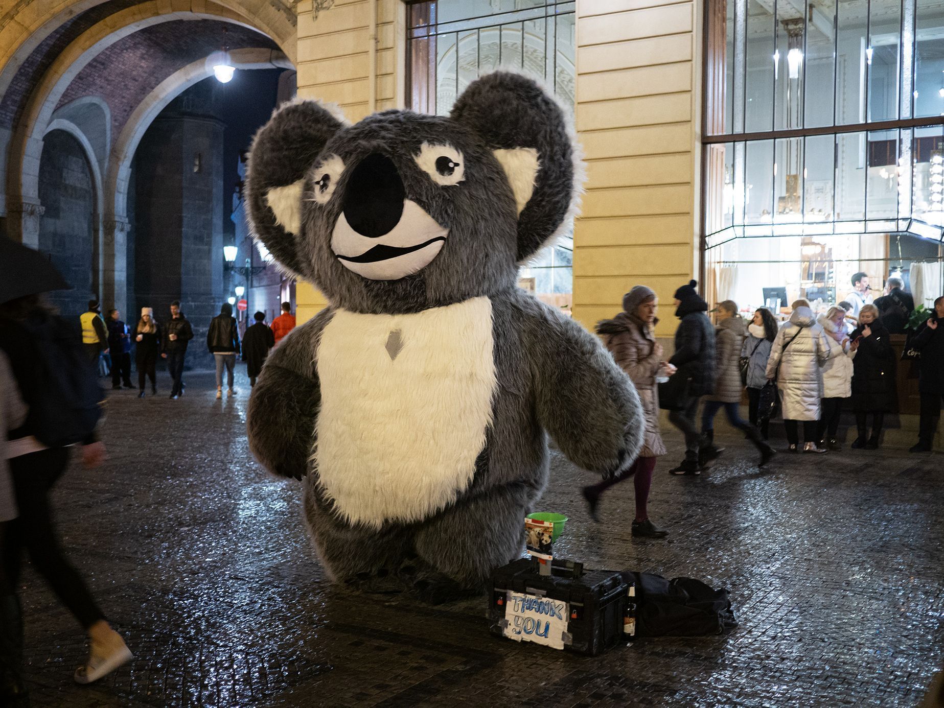 Praha chce zakázat obří masky medvědů, pand a goril