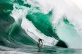 Ted Grambeau: vítěz v kategorii Energie. Snímek zachycuje surfaře Jamese McKeana ve vlnách u pobřeží Tasmánie.