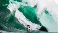 Ted Grambeau: vítěz v kategorii Energie. Snímek zachycuje surfaře Jamese McKeana ve vlnách u pobřeží Tasmánie.