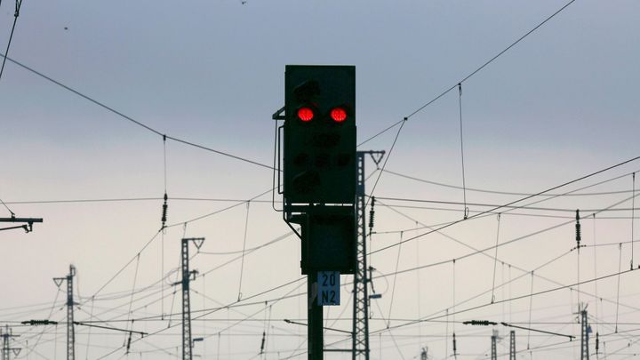 Expres projel za Plzní na červenou a zastavil 34 metrů od vlaku