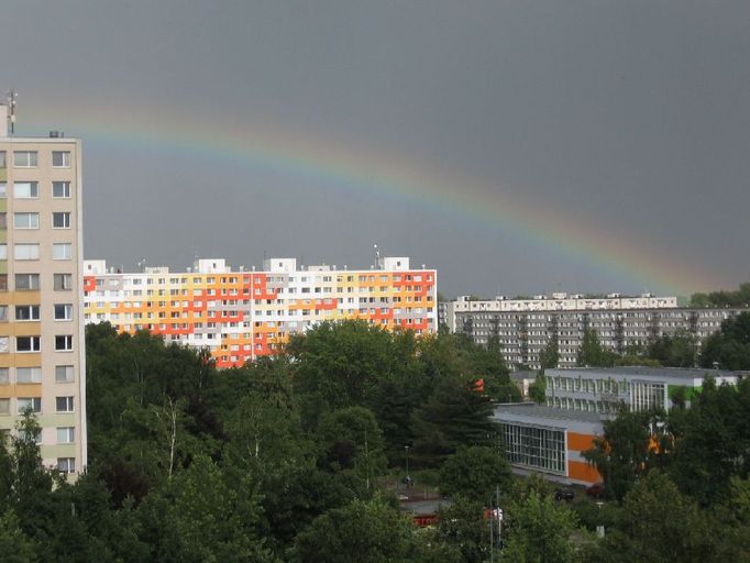 "Zasílám foto nenadálé průtrže mračen a s tím souvisící duhy nad nově zrekonstruovanou školou, panelových domů a vůbec celkového prostranství pardubických sídlišť Polabiny. Mohutně se u nás rekonstruuje, a tak snad podobným akcím nedojde dech. Název fota bych dal: Od minulosti k současnosti. (Duha míří od šedivého paneláku k nově zrekonstruovaným budovám)," napsal do redakce Aktuálně.cz pan Martin Černý.