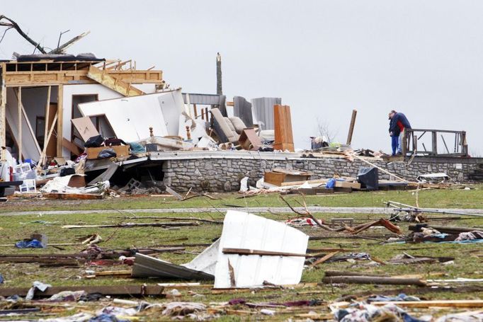 Pár postižený tornády sleduje zbytky svého domu. Zůstaly jen kamenné základy, dřevostavba zmizela. Lafayette, Tennessee