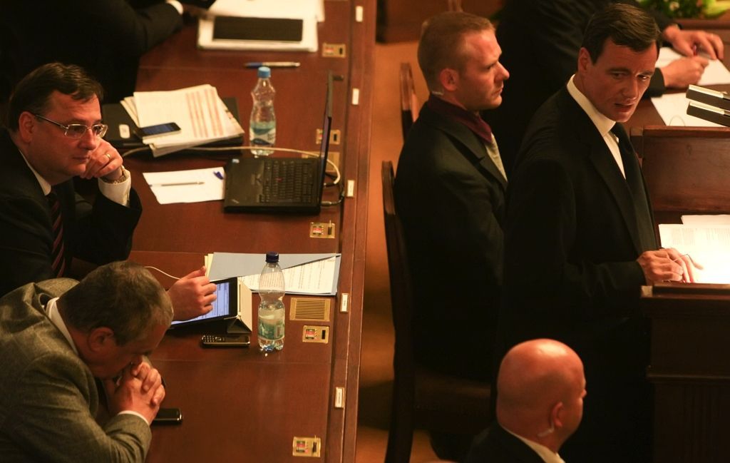 sněmovna hlasuje o vydání poslance Ratha k trestnímu stíhání