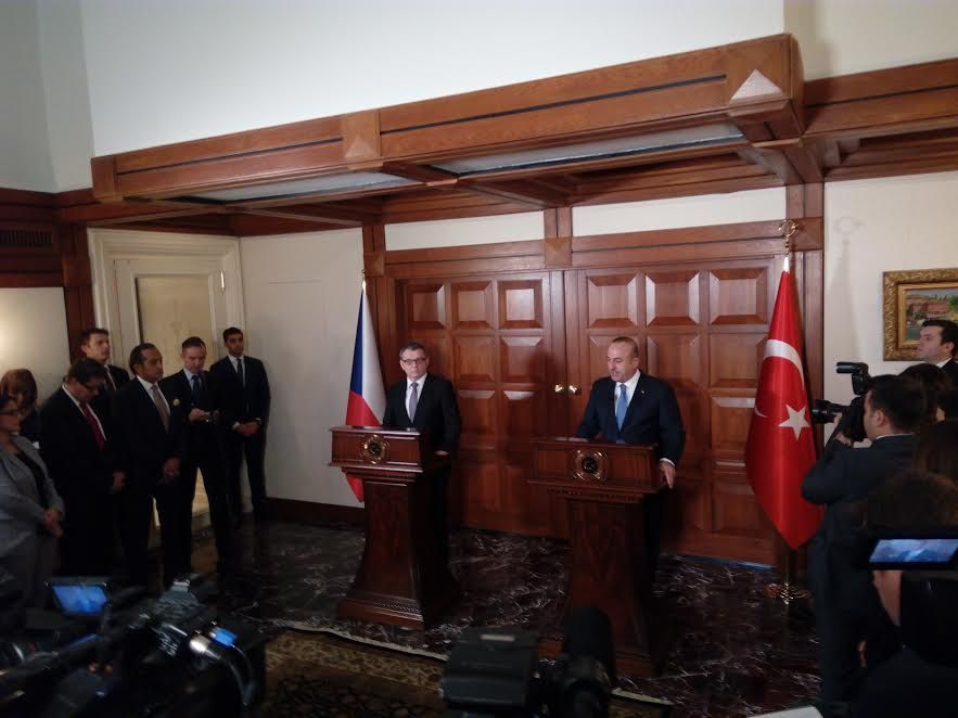 Ministr zahraničí Lubomír Zaorálek se svým tureckým protějškem Mevlütem Çavuşoğluem.