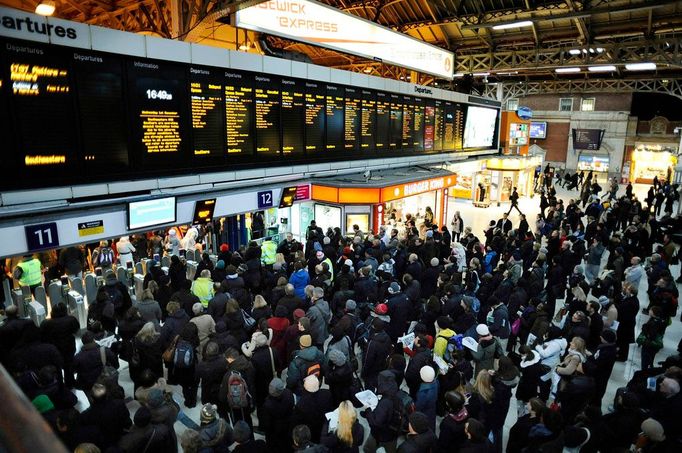 Informační cedule na Victoria Station byly - k velké radosti pasažérů - plné oznámení o zrušených cestách.