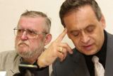 Spisovatel Lubomír Feldek (vlevo) spolu se svým advokátem Ernestem Valkem informovali 17. července 2001 v Bratislavě o rozhodnutí Evropského soudu pro lidská práva v případu Feldek versus Slobodník.
