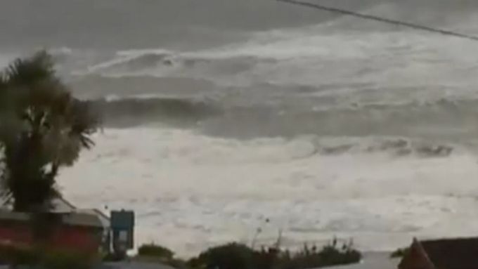 Irsko zasáhla bouře Ophelia. Silný vichr přivál k pobřeží vysoké vlny