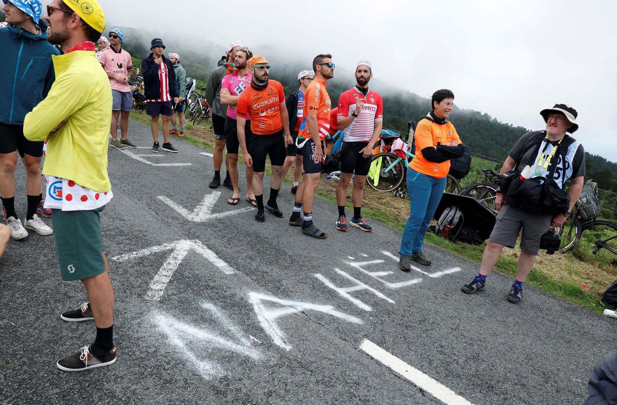 Nápis fanoušků na Tour de France odkazující na zastřelení sedmnáctiletého Nahela