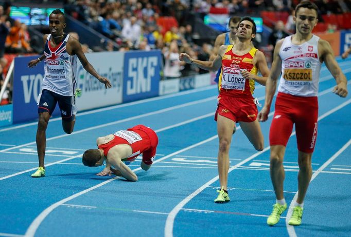 ME v halové atletice 2013, běh na 800 m: Anis Ananenka padá