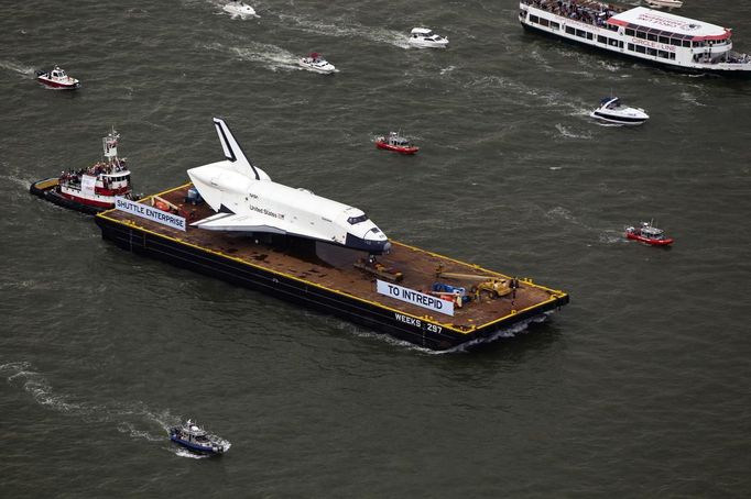 The Space Shuttle Enterprise floats up the Hudson River June 6, 2012, as it rides past the New York skyline on a barge to be placed at the Intrepid Sea, Air and Space Museum. REUTERS/Lucas Jackson (UNITED STATES - Tags: SCIENCE TECHNOLOGY TRANSPORT) Published: Čer. 6, 2012, 5:06 odp.