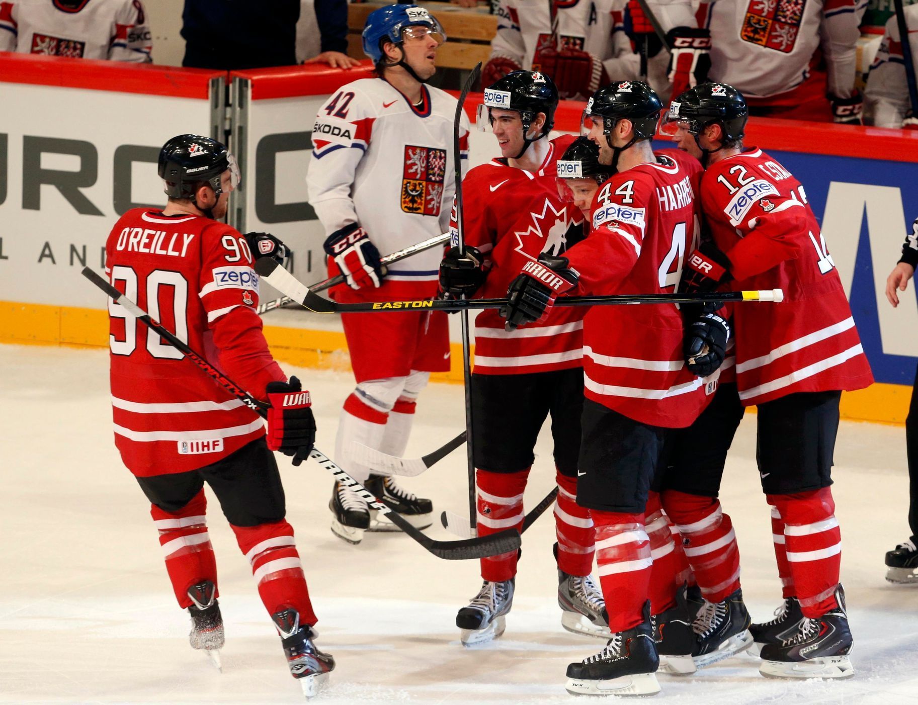 Hokej, MS 2013, Česko - Kanada: Kanada slaví gól na 1:2; vzadu Petr Koukal