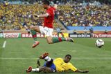 Cristiano Ronaldo přeskakuje brazilského obránce