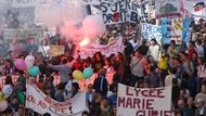 Protesty proti vládnímu plánu na liberalizaci pracovní legislativy pro mladé místy připomínají happening. Neúčastní se jich jen vysokoškolští studenti, ale i středoškoláci.