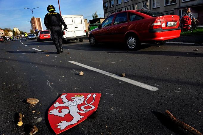 Při střetech s policií létaly vzduchem kameny vystřelované z praků. Nejméně jeden policista a jeden extremista byli zraněni.