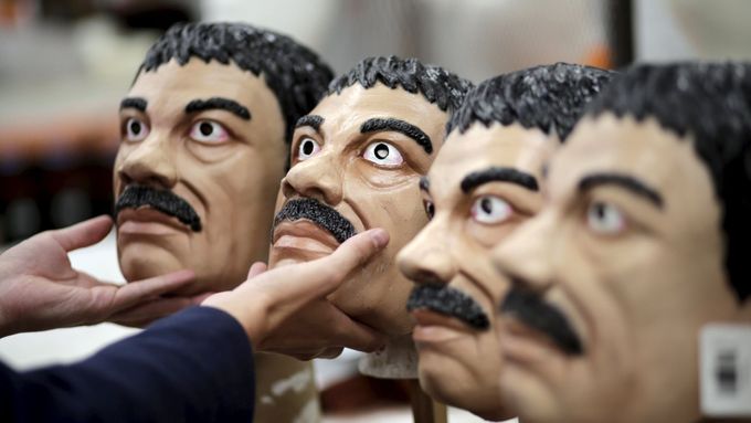 Latexové masky nehledanějšího muže v Mexiku.