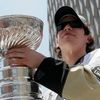 Sidney Crosby ukazuje Stanley Cup