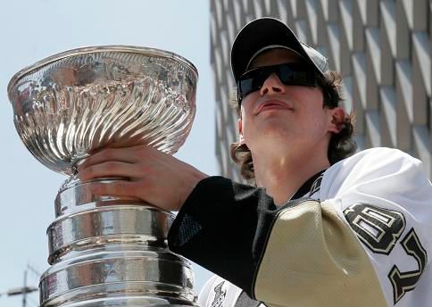 Sidney Crosby ukazuje Stanley Cup