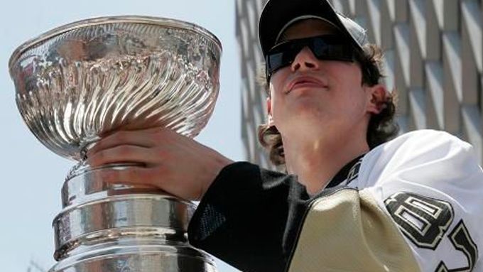 Sidney Crosby ukazuje Stanley Cup