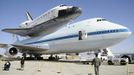 The Shuttle Carrier Aircraft (SCA) modified 747 aircraft and the space shuttle Endeavour are parked at the Dryden Flight Research Center inside Edwards Air Force Base in California, September 20, 2012. REUTERS/Gene Blevins (UNITED STATES - Tags: MILITARY SCIENCE TECHNOLOGY TRANSPORT SOCIETY) Published: Zář. 20, 2012, 11:20 odp.