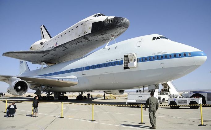 The Shuttle Carrier Aircraft (SCA) modified 747 aircraft and the space shuttle Endeavour are parked at the Dryden Flight Research Center inside Edwards Air Force Base in California, September 20, 2012. REUTERS/Gene Blevins (UNITED STATES - Tags: MILITARY SCIENCE TECHNOLOGY TRANSPORT SOCIETY) Published: Zář. 20, 2012, 11:20 odp.