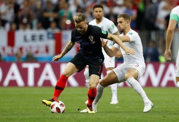 Ivan Rakitič a Jordan Henderson v semifinále MS 2018 Chorvatsko - Anglie